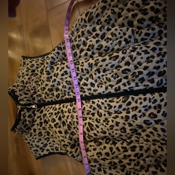 Croft and Borrow Women’s Light weight plus size leopard print quilted vest - Picture 4 of 10